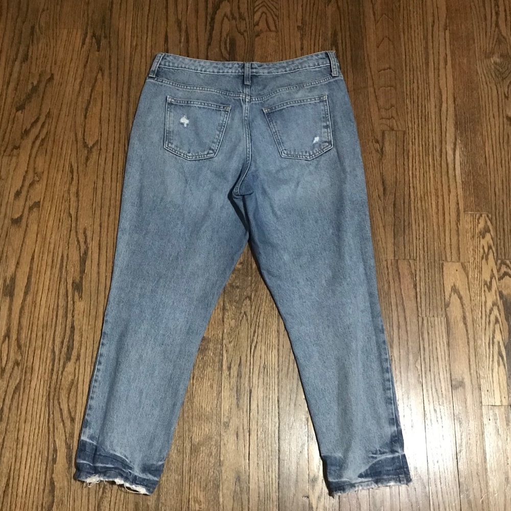SOLD ☀️ Universal Thread Distressed Mom Jean - Picture 3 of 5